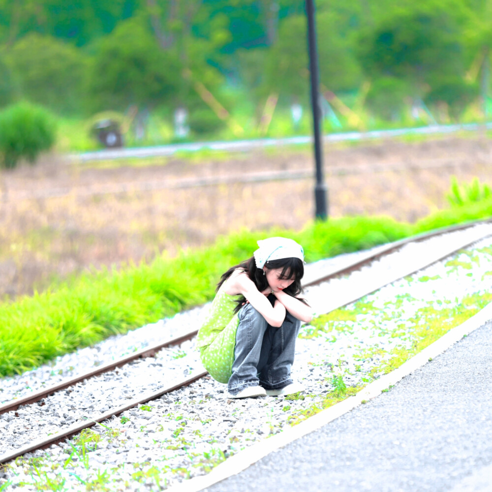 普罗旺斯的夏天，田野的榛果、葡萄架、拂过的微风和薰衣草，木椅上的报纸停留水汽的帽子先生，沾湿裙摆的玫瑰香水，香草碎带回冬的路。（Im Sommer der Provence, Haselnuss, Traubengitter, Brise und Lavendel auf dem Feld, Rosenparfüm mit nassem Rock.）