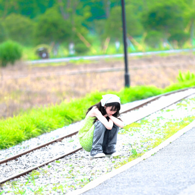 普罗旺斯的夏天，田野的榛果、葡萄架、拂过的微风和薰衣草，木椅上的报纸停留水汽的帽子先生，沾湿裙摆的玫瑰香水，香草碎带回冬的路。（Im Sommer der Provence, Haselnuss, Traubengitter, Brise und Lavendel auf…