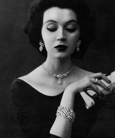 Dovima for Kramer Jewelry ，Vogue ，1952 ​​​