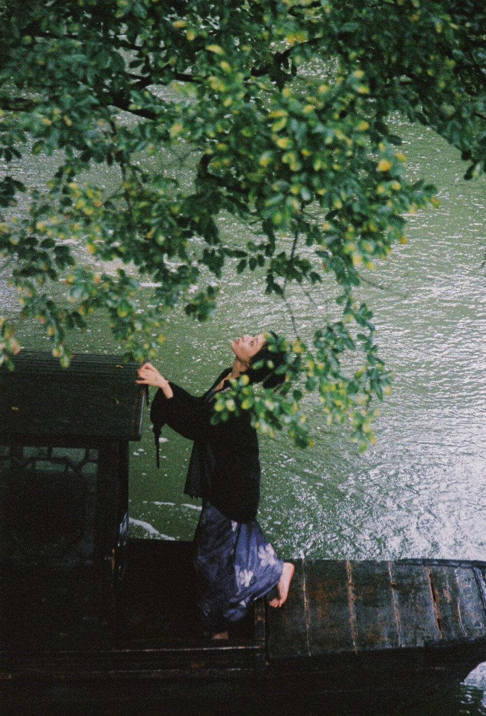 春山雨落 一组胶片记录
出镜：@胡连馨儿 ​​​
摄影：@牙疼老爷爷