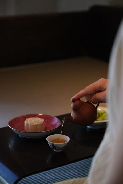 打开风吕敷包裹的石斛月饼
迎接双兔送来的吉祥祝福
九种风味，甜而不腻
搭配茶饮，增益茶味
好一个品斛秋月
好一场风雅中秋
