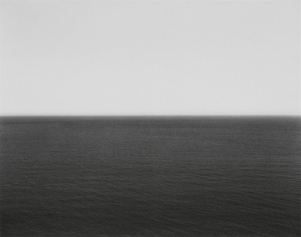 杉本博司（Hiroshi Sugimoto），著名摄影师，被誉为最后的现代主义者。1980年，他开始在世界各地拍摄一系列关于海洋及其地平线、海景的照片，他将摄影作品提升至艺术品层次。