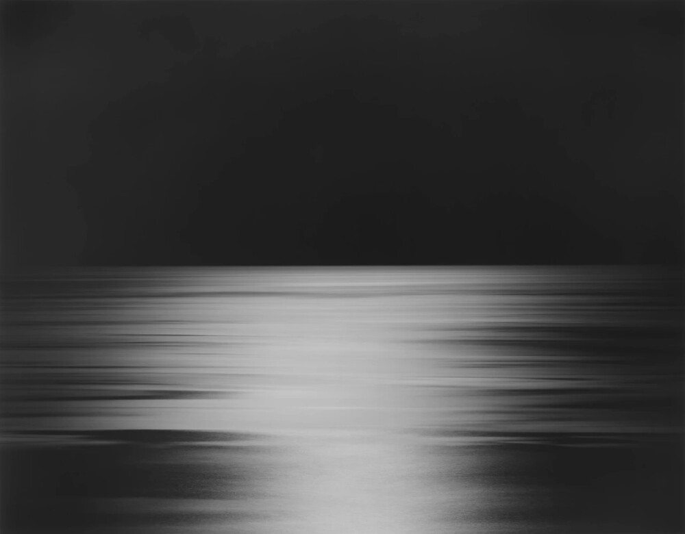 杉本博司（Hiroshi Sugimoto），著名摄影师，被誉为最后的现代主义者。1980年，他开始在世界各地拍摄一系列关于海洋及其地平线、海景的照片，他将摄影作品提升至艺术品层次。