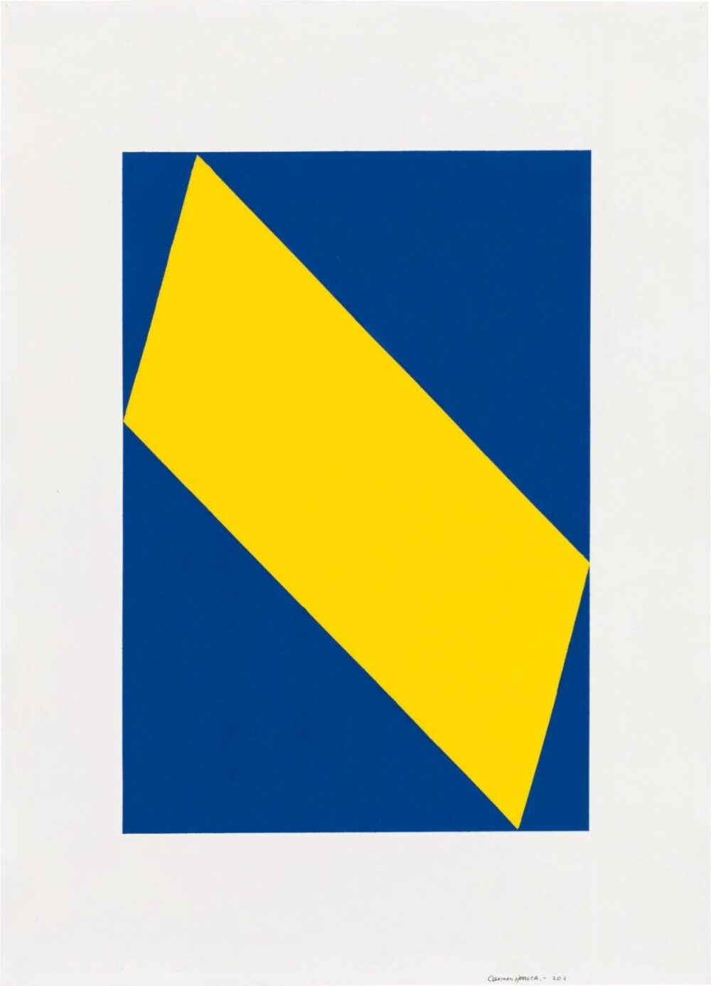 卡门·哈雷拉（Carmen Herrera）是一位古巴的艺术家，如今已经106岁。她把自己绘画中的直线和简洁的形式感归功于大学时期学习建筑的经历。她从上世纪40年代开始进行艺术创作探索，到了50年代，卡门·哈雷拉开始在纽约接受系统的艺术训练。在巴黎逗留的几年中，她深入了解了马列维奇和蒙德里安，以及他们那大胆的颜色和几何形状构。在前人成熟风格的影响下，卡门·哈雷拉开始了她长达70年的几何绘画创作。虽然卡门·哈雷拉的丈夫一直支持着她的绘画创作，但画廊的经销商们却一直拒绝她参加展览。