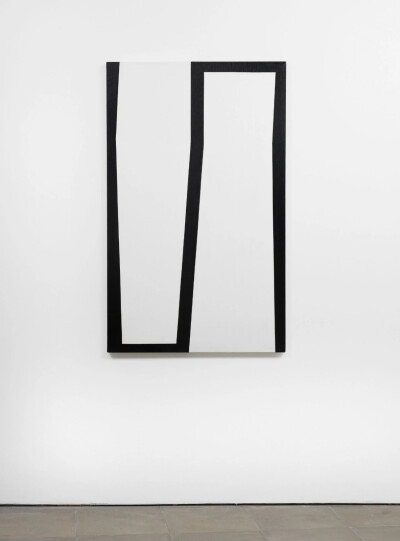 卡门·哈雷拉（Carmen Herrera）是一位古巴的艺术家，如今已经106岁。她把自己绘画中的直线和简洁的形式感归功于大学时期学习建筑的经历。她从上世纪40年代开始进行艺术创作探索，到了50年代，卡门·哈雷拉开始在纽约…