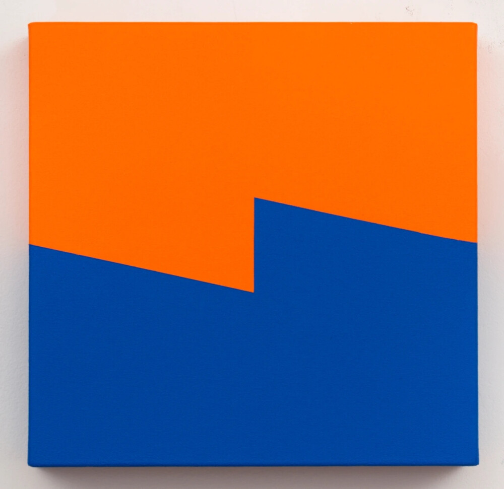 卡门·哈雷拉（Carmen Herrera）是一位古巴的艺术家，如今已经106岁。她把自己绘画中的直线和简洁的形式感归功于大学时期学习建筑的经历。她从上世纪40年代开始进行艺术创作探索，到了50年代，卡门·哈雷拉开始在纽约接受系统的艺术训练。在巴黎逗留的几年中，她深入了解了马列维奇和蒙德里安，以及他们那大胆的颜色和几何形状构。在前人成熟风格的影响下，卡门·哈雷拉开始了她长达70年的几何绘画创作。虽然卡门·哈雷拉的丈夫一直支持着她的绘画创作，但画廊的经销商们却一直拒绝她参加展览。