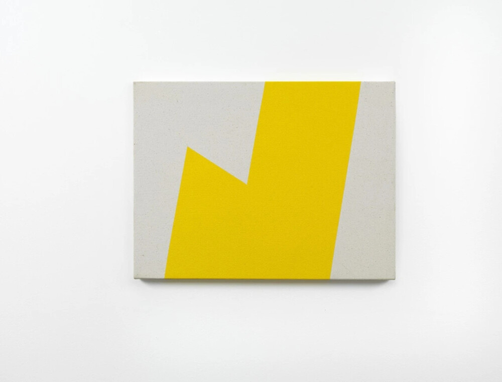 卡门·哈雷拉（Carmen Herrera）是一位古巴的艺术家，如今已经106岁。她把自己绘画中的直线和简洁的形式感归功于大学时期学习建筑的经历。她从上世纪40年代开始进行艺术创作探索，到了50年代，卡门·哈雷拉开始在纽约接受系统的艺术训练。在巴黎逗留的几年中，她深入了解了马列维奇和蒙德里安，以及他们那大胆的颜色和几何形状构。在前人成熟风格的影响下，卡门·哈雷拉开始了她长达70年的几何绘画创作。虽然卡门·哈雷拉的丈夫一直支持着她的绘画创作，但画廊的经销商们却一直拒绝她参加展览。