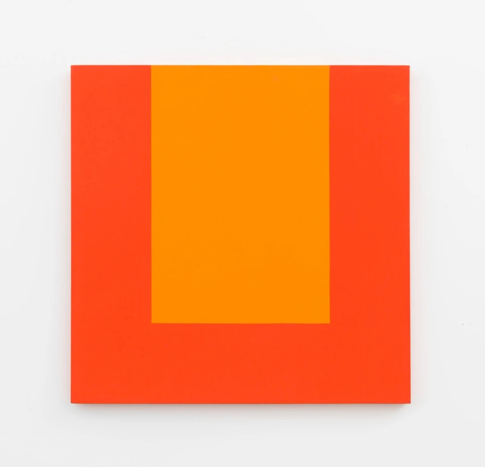 卡门·哈雷拉（Carmen Herrera）是一位古巴的艺术家，如今已经106岁。她把自己绘画中的直线和简洁的形式感归功于大学时期学习建筑的经历。她从上世纪40年代开始进行艺术创作探索，到了50年代，卡门·哈雷拉开始在纽约接受系统的艺术训练。在巴黎逗留的几年中，她深入了解了马列维奇和蒙德里安，以及他们那大胆的颜色和几何形状构。在前人成熟风格的影响下，卡门·哈雷拉开始了她长达70年的几何绘画创作。虽然卡门·哈雷拉的丈夫一直支持着她的绘画创作，但画廊的经销商们却一直拒绝她参加展览。