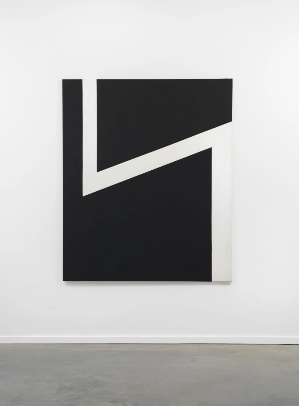 卡门·哈雷拉（Carmen Herrera）是一位古巴的艺术家，如今已经106岁。她把自己绘画中的直线和简洁的形式感归功于大学时期学习建筑的经历。她从上世纪40年代开始进行艺术创作探索，到了50年代，卡门·哈雷拉开始在纽约接受系统的艺术训练。在巴黎逗留的几年中，她深入了解了马列维奇和蒙德里安，以及他们那大胆的颜色和几何形状构。在前人成熟风格的影响下，卡门·哈雷拉开始了她长达70年的几何绘画创作。虽然卡门·哈雷拉的丈夫一直支持着她的绘画创作，但画廊的经销商们却一直拒绝她参加展览。