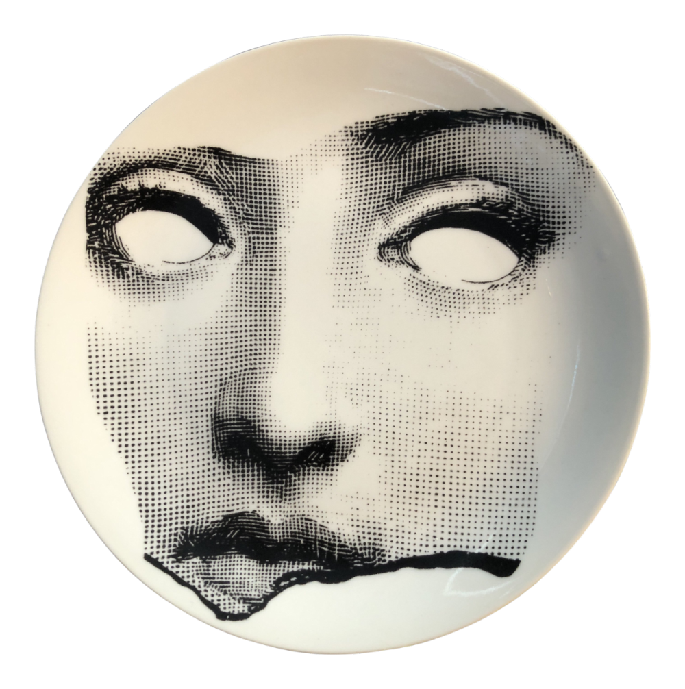 皮耶罗·弗纳塞提（Piero Fornasetti，1913.11-1988.10）是一位意大利画家，雕刻家，室内装潢师，雕刻机，打印机制造商，设计师和创作者，共有11000多件物品。由他创立的同名装饰品牌Fornasetti，产品以具有独特的艺术视野与超乎寻常的想象力，成为家居控们梦寐以求的艺术品。
