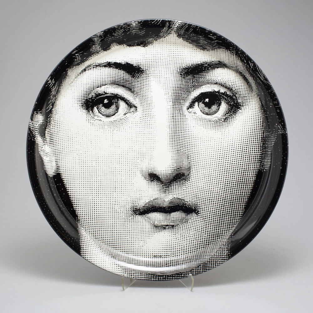 皮耶罗·弗纳塞提（Piero Fornasetti，1913.11-1988.10）是一位意大利画家，雕刻家，室内装潢师，雕刻机，打印机制造商，设计师和创作者，共有11000多件物品。由他创立的同名装饰品牌Fornasetti，产品以具有独特的艺术视野与超乎寻常的想象力，成为家居控们梦寐以求的艺术品。
