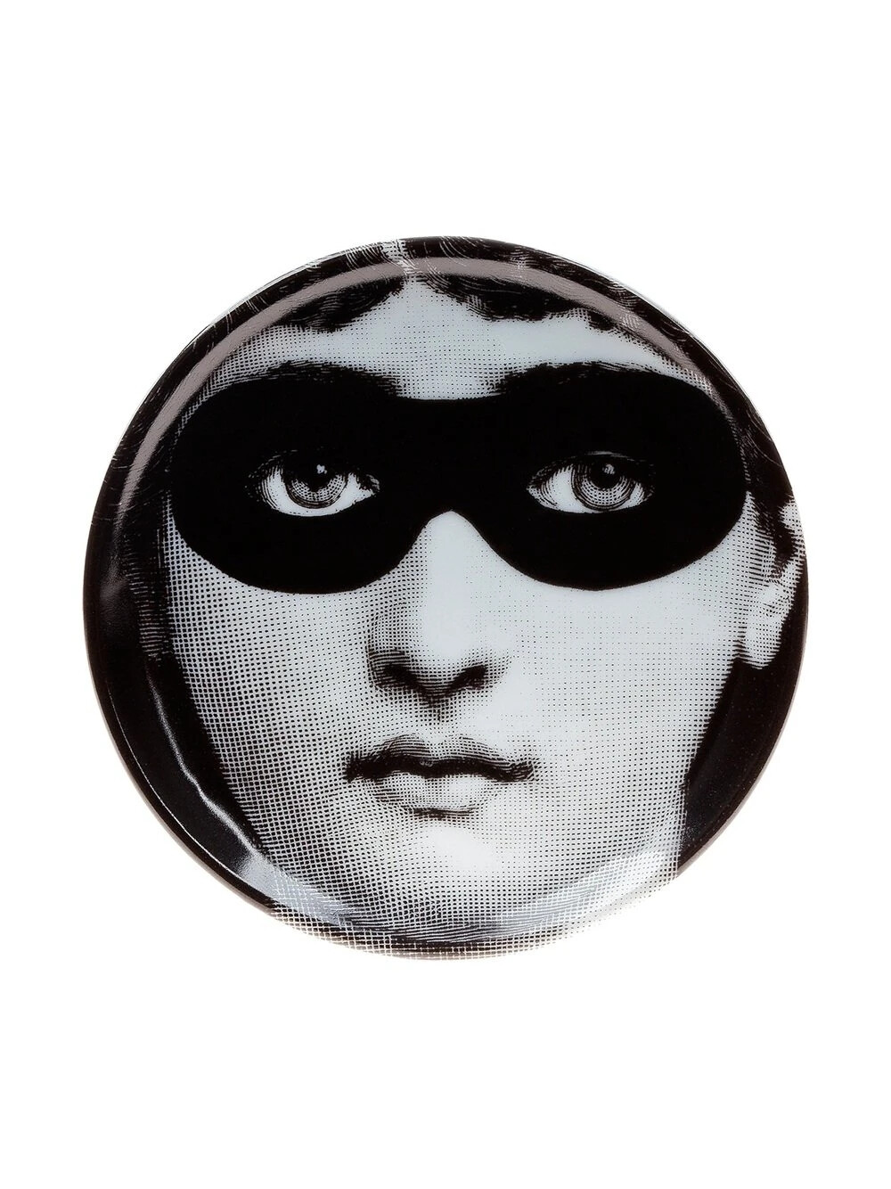 皮耶罗·弗纳塞提（Piero Fornasetti，1913.11-1988.10）是一位意大利画家，雕刻家，室内装潢师，雕刻机，打印机制造商，设计师和创作者，共有11000多件物品。由他创立的同名装饰品牌Fornasetti，产品以具有独特的艺术视野与超乎寻常的想象力，成为家居控们梦寐以求的艺术品。
