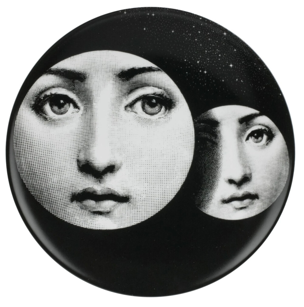 皮耶罗·弗纳塞提（Piero Fornasetti，1913.11-1988.10）是一位意大利画家，雕刻家，室内装潢师，雕刻机，打印机制造商，设计师和创作者，共有11000多件物品。由他创立的同名装饰品牌Fornasetti，产品以具有独特的艺术视野与超乎寻常的想象力，成为家居控们梦寐以求的艺术品。
