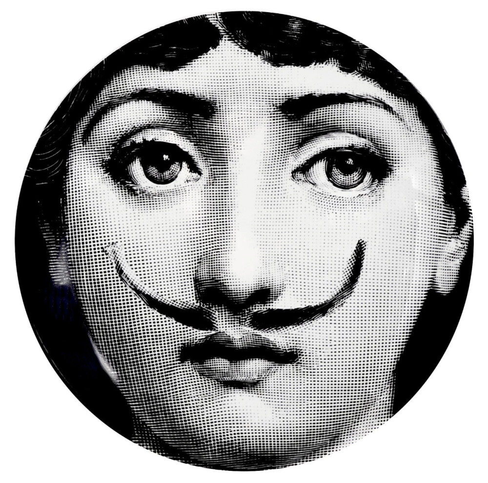 皮耶罗·弗纳塞提（Piero Fornasetti，1913.11-1988.10）是一位意大利画家，雕刻家，室内装潢师，雕刻机，打印机制造商，设计师和创作者，共有11000多件物品。由他创立的同名装饰品牌Fornasetti，产品以具有独特的艺术视野与超乎寻常的想象力，成为家居控们梦寐以求的艺术品。
