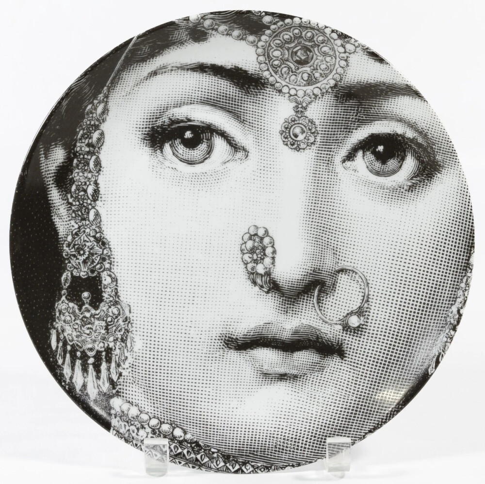 皮耶罗·弗纳塞提（Piero Fornasetti，1913.11-1988.10）是一位意大利画家，雕刻家，室内装潢师，雕刻机，打印机制造商，设计师和创作者，共有11000多件物品。由他创立的同名装饰品牌Fornasetti，产品以具有独特的艺术视野与超乎寻常的想象力，成为家居控们梦寐以求的艺术品。
