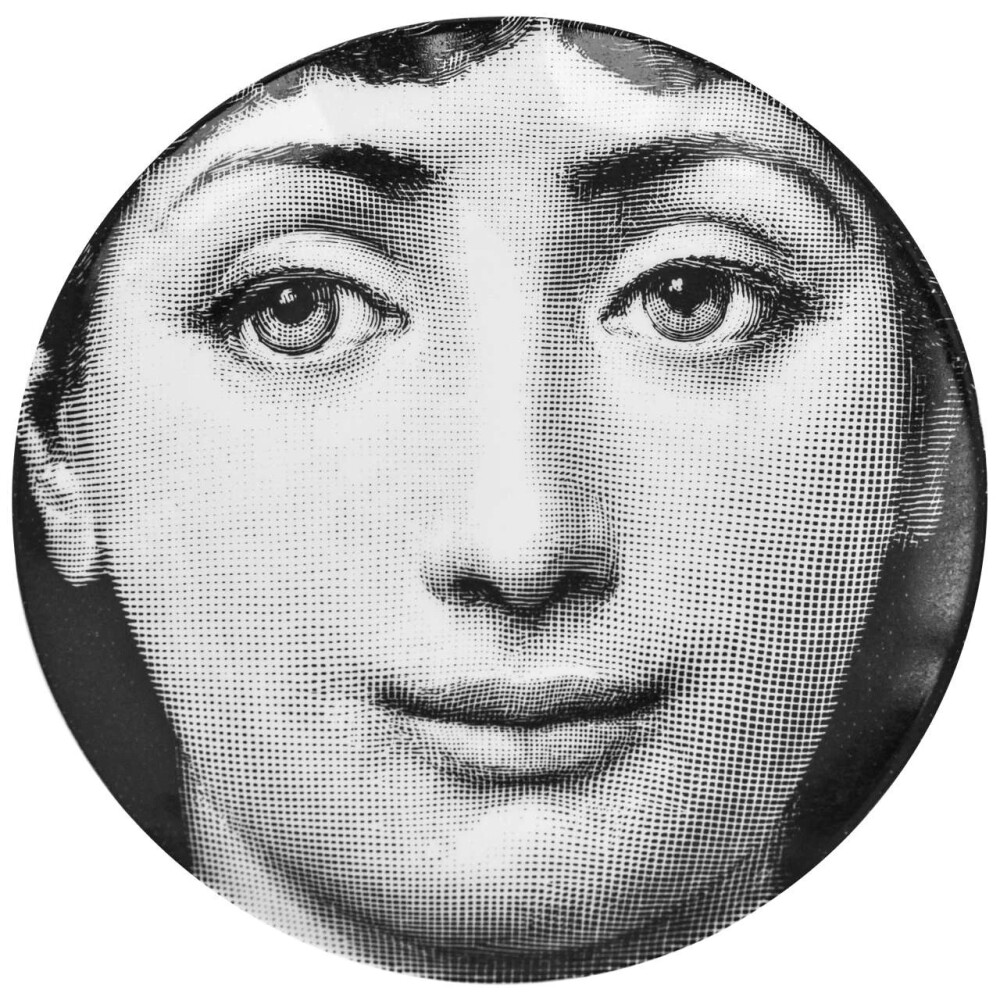 皮耶罗·弗纳塞提（Piero Fornasetti，1913.11-1988.10）是一位意大利画家，雕刻家，室内装潢师，雕刻机，打印机制造商，设计师和创作者，共有11000多件物品。由他创立的同名装饰品牌Fornasetti，产品以具有独特的艺术视野与超乎寻常的想象力，成为家居控们梦寐以求的艺术品。
