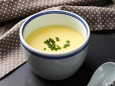 【蒸鸡蛋羹】——北方家常菜肴，制作原料有鸡蛋、熟猪油、虾米，成菜色泽乳黄，松软滑嫩，清香滑口，老少均宜。