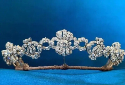 这王冠是奥匈皇帝弗朗茨-约瑟夫送外孙女伊丽莎白-弗朗西斯卡的结婚礼物