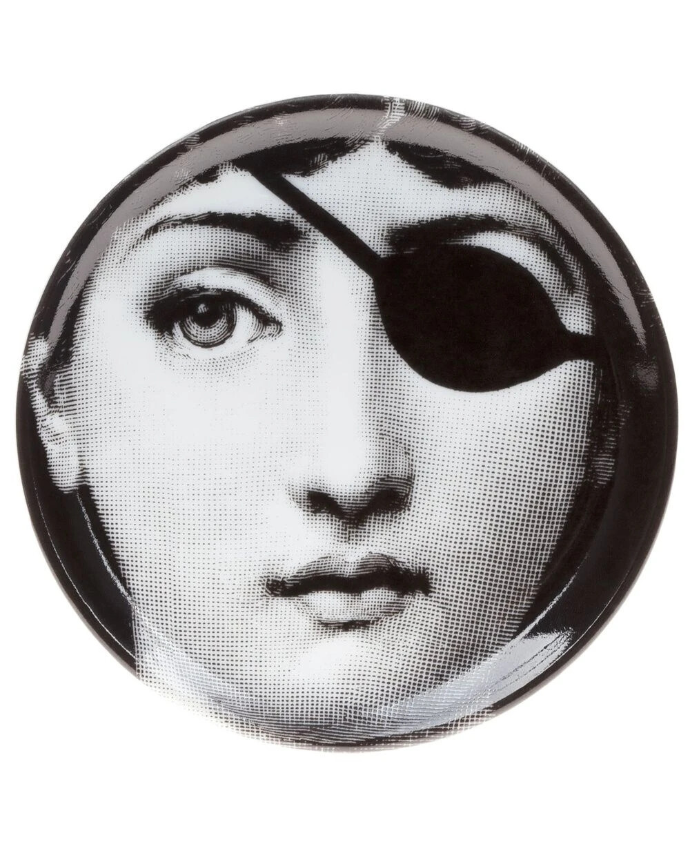 皮耶罗·弗纳塞提（Piero Fornasetti，1913.11-1988.10）是一位意大利画家，雕刻家，室内装潢师，雕刻机，打印机制造商，设计师和创作者，共有11000多件物品。由他创立的同名装饰品牌Fornasetti，产品以具有独特的艺术视野与超乎寻常的想象力，成为家居控们梦寐以求的艺术品。
