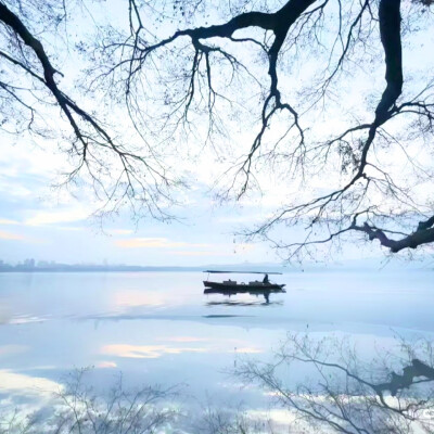 思念者的瞳是海色。
The eyes of those who miss you are the color of the sea.