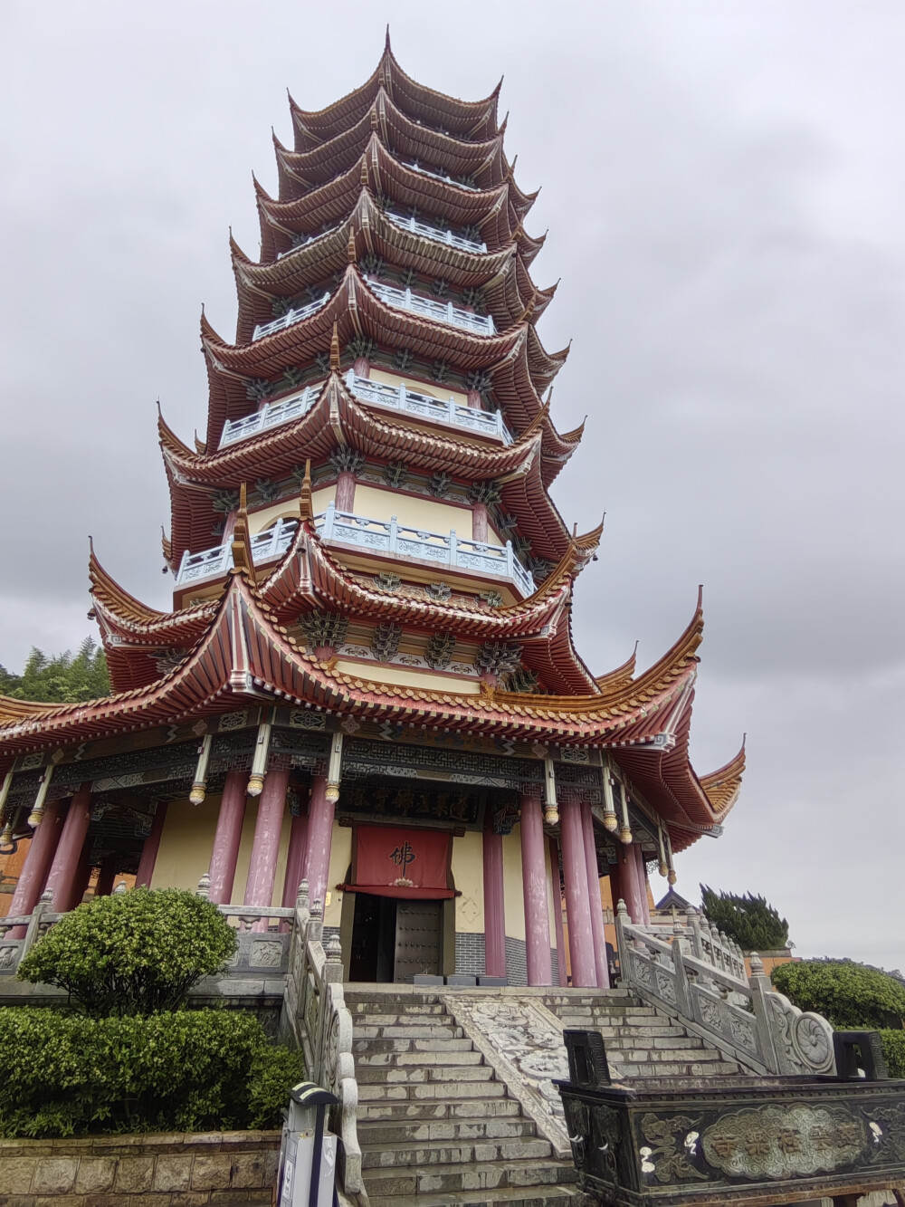 小海岛上的磨心山寺景。