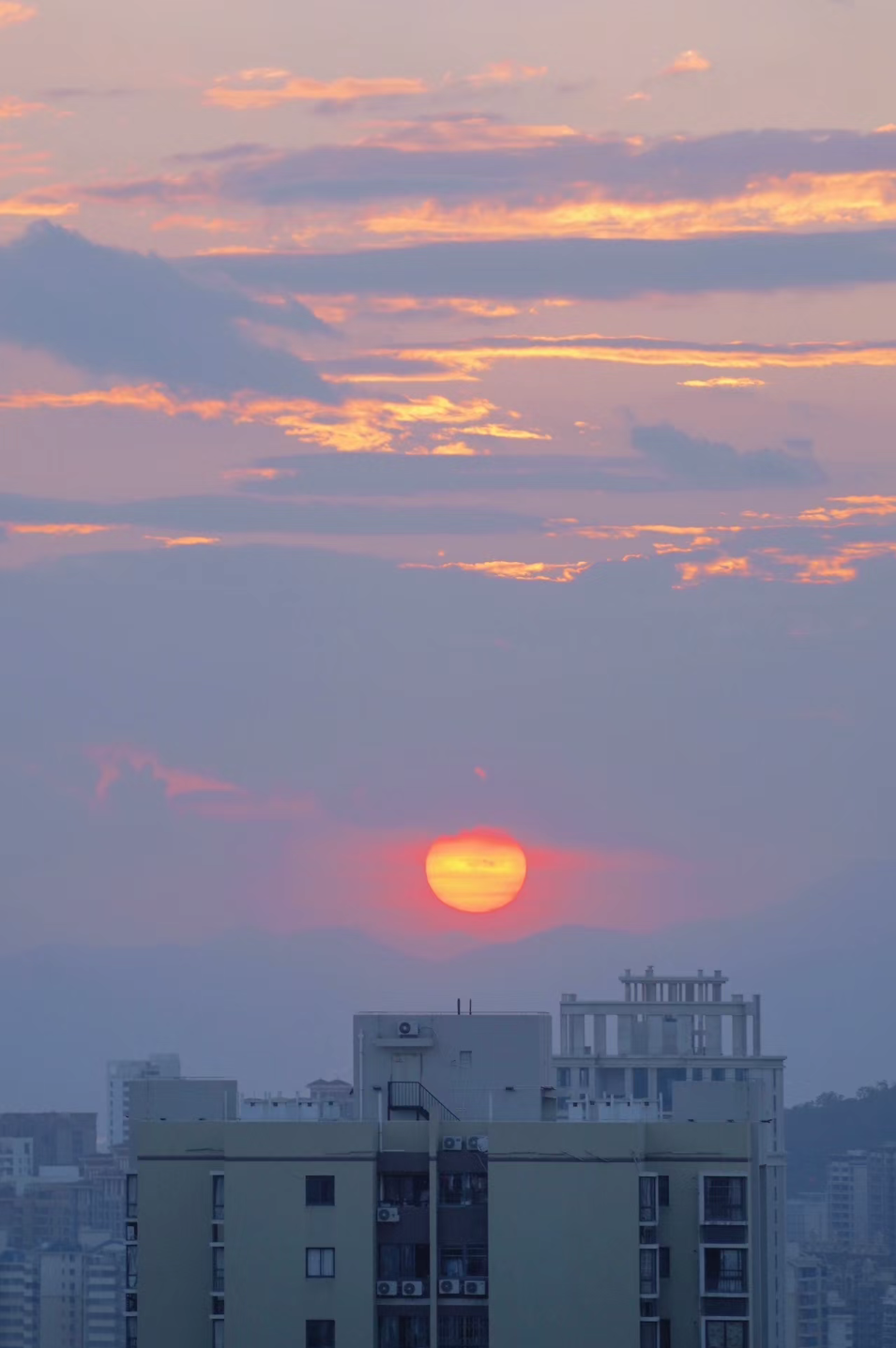 夏日黄昏|海边的浪漫潮汐 ✨
"夏日的海边，正在酝酿浪漫的潮汐。"