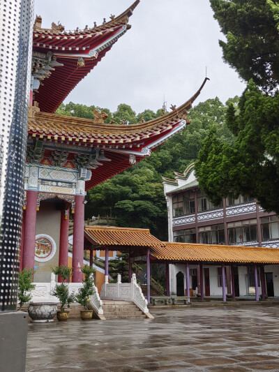 小海岛上的磨心山寺景。