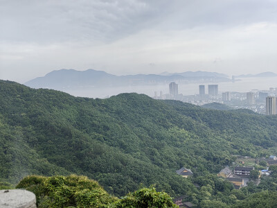 小海岛上的磨心山寺景。