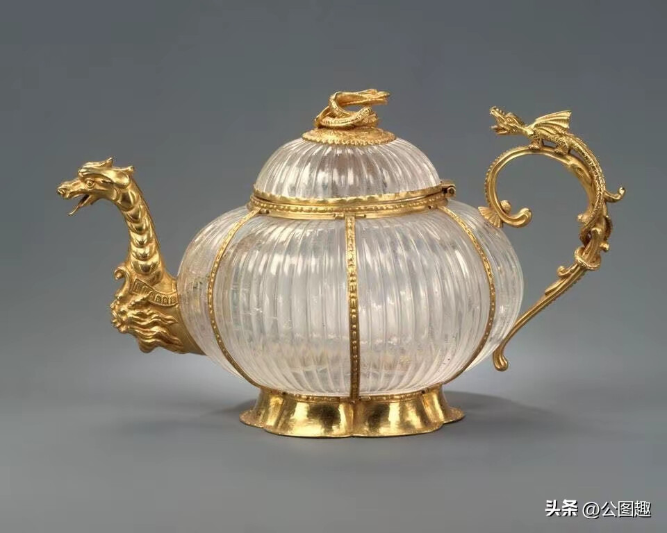 镶金水晶茶壶。印度（水晶）和德国德累斯顿（底座）。1700-1720年
