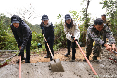 野生救援WildAid：
《寻护者》下集上线倒数48小时！是什么让野生救援公益大使@UNIQ-王一博 表情如此凝重？众人正在共同搭建的又是什么？#王一博与穿山甲寻护者同行# #拒绝购买穿山甲制品# #生动源自行动# ​​​