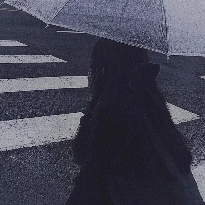 下了很大的雨，别人在等伞，而我在等雨停