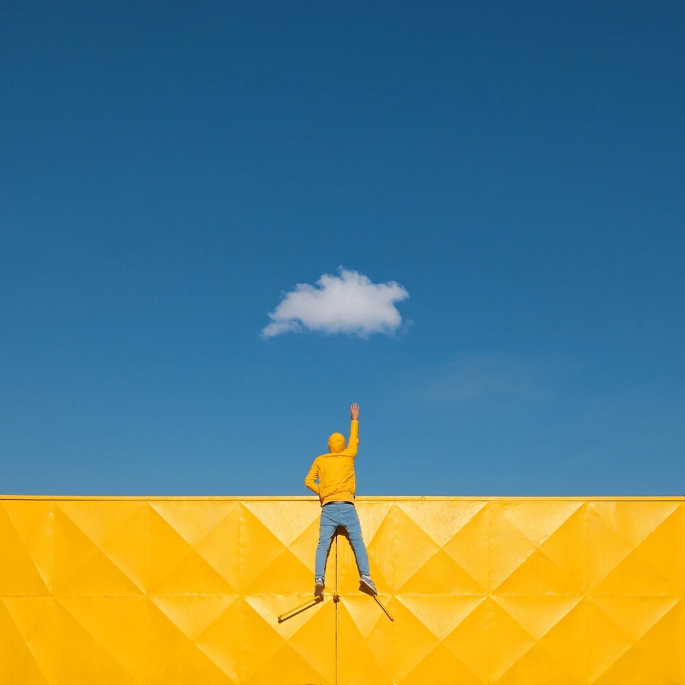 耶纳托伦（Yener Torun）生活在土耳其的伊斯坦布尔，崇尚极简主义，擅长以色彩的建筑和迷你模特，构造一幅幅简洁且令人注目的照片。在他的镜头下，向我们展示一些完全不同的伊斯坦布尔景色。与拜占庭式的建筑和著名旅游景点的图片不同，他的图片显示了几何图形的平衡组合、丰富的多种颜色组合和有趣的布局。作为一个建筑师，耶纳托伦有一个独特的线条，形状和颜色组成的眼睛。凭借他对伊斯坦布尔的全新和完全出乎意料的形象，他将人们的注意力引向了这个城市更加现代化的地区。
