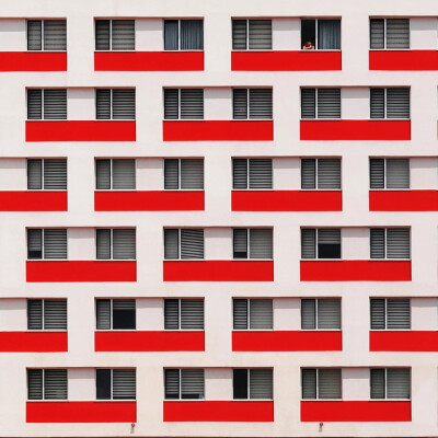 耶纳托伦（Yener Torun）生活在土耳其的伊斯坦布尔，崇尚极简主义，擅长以色彩的建筑和迷你模特，构造一幅幅简洁且令人注目的照片。在他的镜头下，向我们展示一些完全不同的伊斯坦布尔景色。与拜占庭式的建筑和著名…