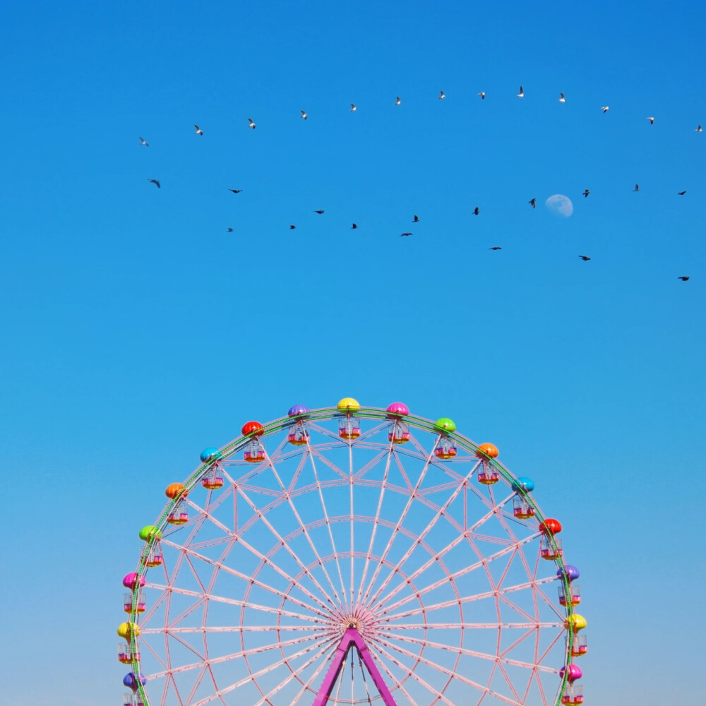 耶纳托伦（Yener Torun）生活在土耳其的伊斯坦布尔，崇尚极简主义，擅长以色彩的建筑和迷你模特，构造一幅幅简洁且令人注目的照片。在他的镜头下，向我们展示一些完全不同的伊斯坦布尔景色。与拜占庭式的建筑和著名旅游景点的图片不同，他的图片显示了几何图形的平衡组合、丰富的多种颜色组合和有趣的布局。作为一个建筑师，耶纳托伦有一个独特的线条，形状和颜色组成的眼睛。凭借他对伊斯坦布尔的全新和完全出乎意料的形象，他将人们的注意力引向了这个城市更加现代化的地区。
