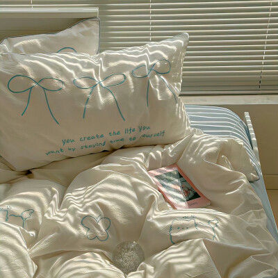 背景｜文案
也应似旧，盈盈秋水，淡淡春山。