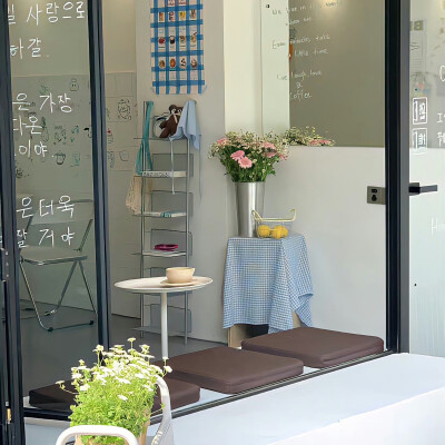 背景｜文案
也应似旧，盈盈秋水，淡淡春山。