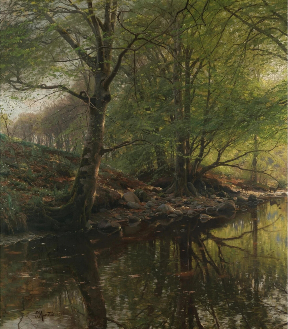 蒙森德，Peder Mørk Mønsted，（1859 -1941） 丹麦的现实主义画家，以他的风景画最为出名。他运用印象派对光、气氛和色彩的影响，成为许多其他印象派画家拒绝的传统学术手稿的基础。他的森林空地有时是黑暗的，小溪、池塘和反射池的私密景色常常与印象派作品中的光一样，都是关于阴影的。