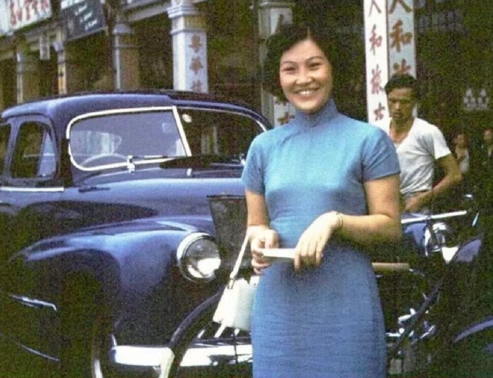 1950s年代香港街头穿旗袍的女子