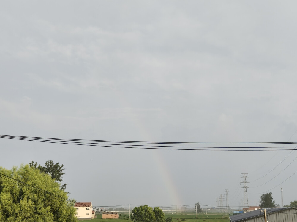 7.26号下完过路暴雨的彩虹，第一时间去收衣服了错过了颜色最明显的时候。 7.28吃完席从姥姥家回来要下大雨了