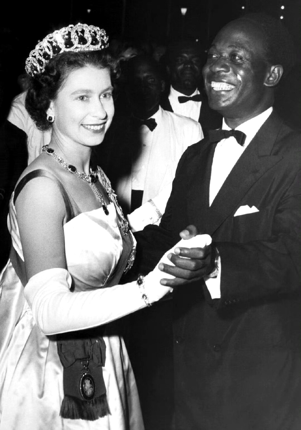 伊丽莎白二世女王与加纳总统kwame nkrumah跳舞