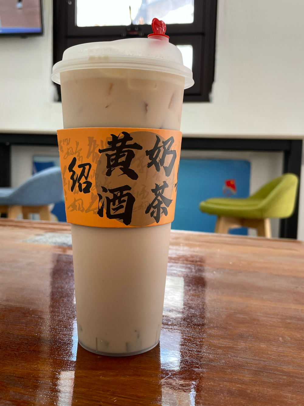 黄酒奶茶 黄酒味挺重的 喝多了难受 20一杯有点贵 在书圣故里 一个阿姨开的店 她的爸爸妈妈都在店里帮忙 看起来八十多岁了 老爷爷向我推荐菜单的时候很可爱 店里还卖小吃 我吃了一根淀粉肠