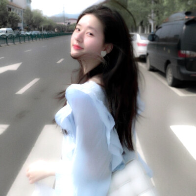 渺小如飞萤 亦如存放于你口袋深处 去年七月我们无意捡到的那块鹅卵石 我们几乎都想不起来