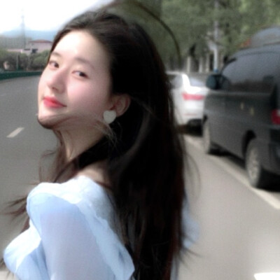 渺小如飞萤 亦如存放于你口袋深处 去年七月我们无意捡到的那块鹅卵石 我们几乎都想不起来