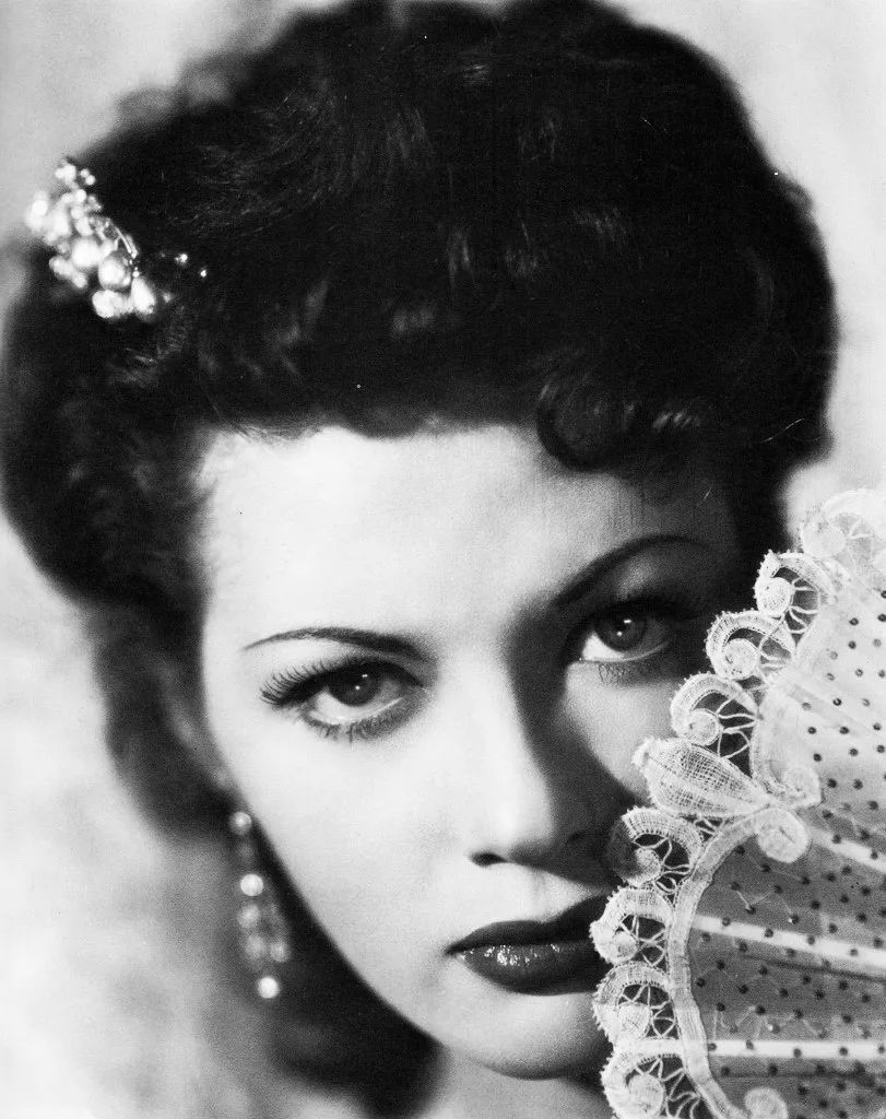 伊芳·德·卡罗
Yvonne De Carlo
原名Margaret Yvonne Middleton
（1922.09.01－2007.01.08）
生于加拿大温哥华，逝于美国洛杉矶
