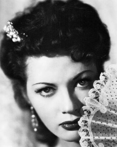 伊芳·德·卡罗
Yvonne De Carlo
原名Margaret Yvonne Middleton
（1922.09.01－2007.01.08）
生于加拿大温哥华，逝于美国洛杉矶
