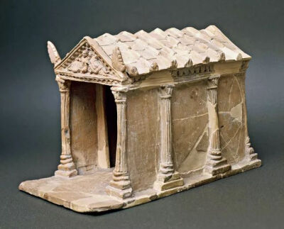 伊特鲁里亚赤陶庙宇模型，庙宇以带凹槽的圆柱支撑，山形墙部有雕像，山形墙两边有装饰屋瓦，意大利瓦尔齐，公元前3世纪。