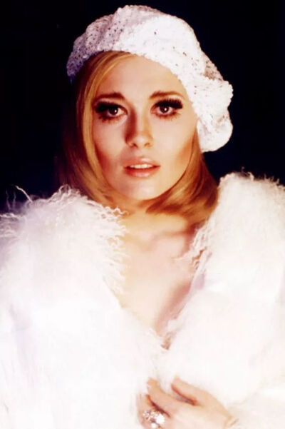 菲·唐纳薇
Dorothy Faye Dunaway
（1941.01.14－ ）
生于美国佛罗里达州
