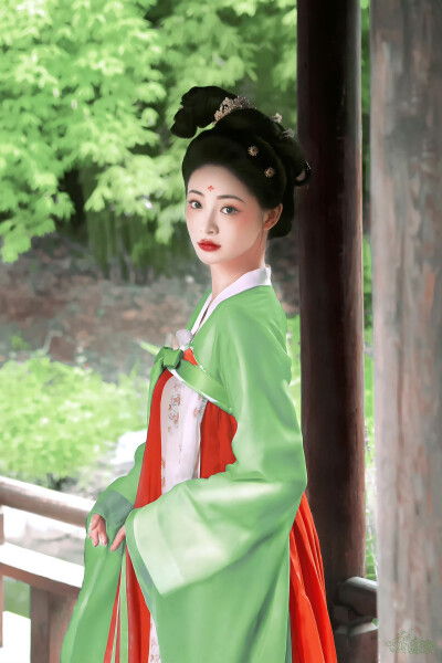 壁纸▪周洁琼
cr.桃乐玢