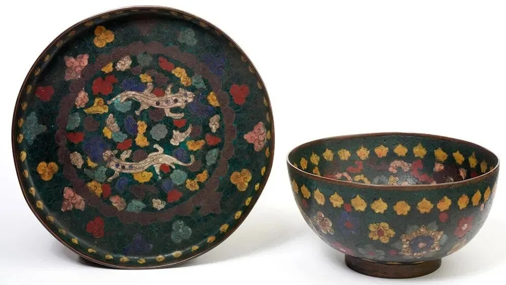 19世纪中期的一套七宝烧碗碟，景泰蓝风格明显 / V&A