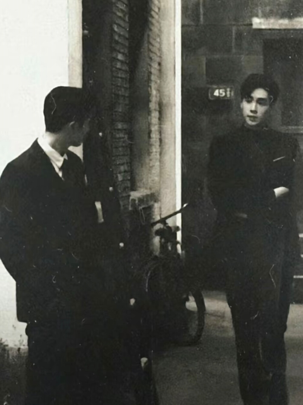 民国奇探
“乔楚生，你乱世逢生了吗？”
“路垚 ，你长命百岁了吗？”
“他胆子小，我得护着他”
“他脾气冲，我得拦着他”